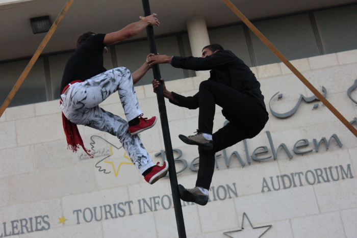 صورة من مدرسة صيفيَّة نظمتها مدرسة سيرك فلسطين في بيرزيت، 2012