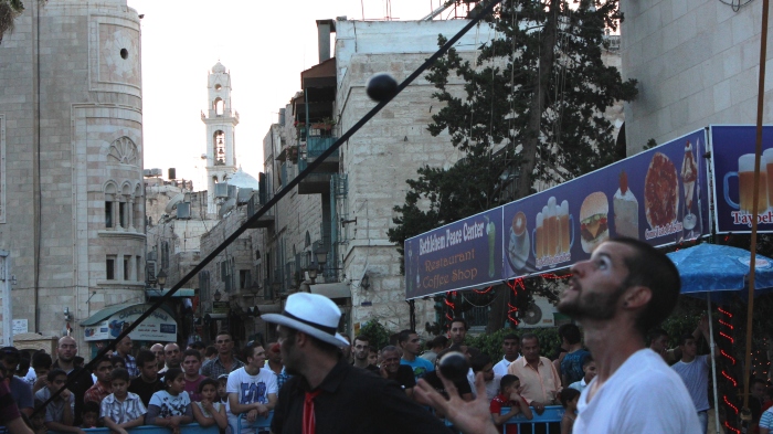 صورة من مدرسة صيفيَّة نظمتها مدرسة سيرك فلسطين في بيرزيت، 2012