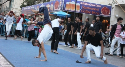 صورة من مدرسة صيفيَّة نظمتها مدرسة سيرك فلسطين في بيرزيت، 2012