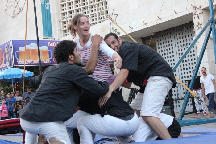صورة من مدرسة صيفيَّة نظمتها مدرسة سيرك فلسطين في بيرزيت، 2012