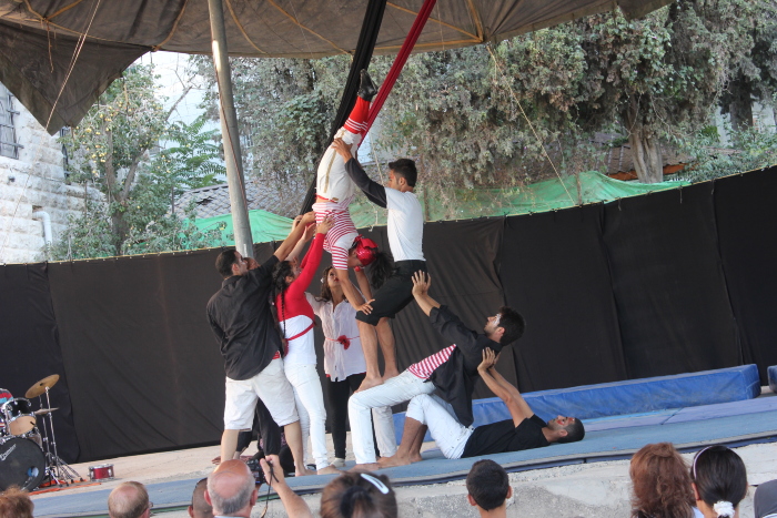 صورة من مدرسة صيفيَّة نظمتها مدرسة سيرك فلسطين في بيرزيت، 2012