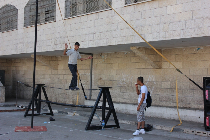 صورة من مدرسة صيفيَّة نظمتها مدرسة سيرك فلسطين في بيرزيت، 2012
