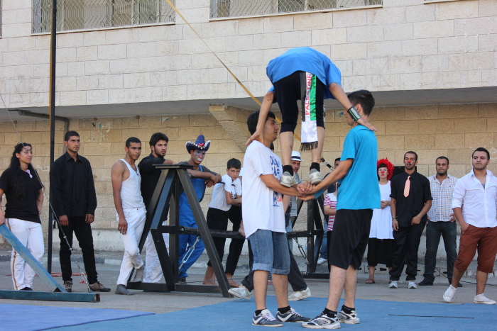 صورة من مدرسة صيفيَّة نظمتها مدرسة سيرك فلسطين في بيرزيت، 2012