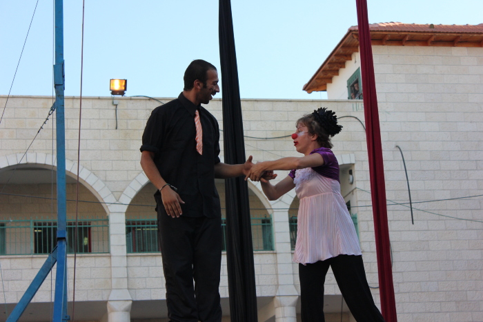 صورة من مدرسة صيفيَّة نظمتها مدرسة سيرك فلسطين في بيرزيت، 2012