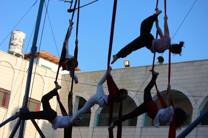 صورة من مدرسة صيفيَّة نظمتها مدرسة سيرك فلسطين في بيرزيت، 2012