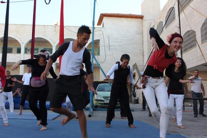 صورة من مدرسة صيفيَّة نظمتها مدرسة سيرك فلسطين في بيرزيت، 2012