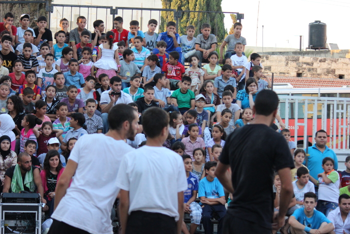 صورة من مدرسة صيفيَّة نظمتها مدرسة سيرك فلسطين في بيرزيت، 2012