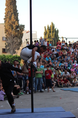 صورة من مدرسة صيفيَّة نظمتها مدرسة سيرك فلسطين في بيرزيت، 2012