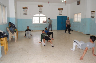 ملمح من تدريبات أجرتها مدرسة سيرك فلسطين في مخيم الفارعة للاجئين الفلسطينيين