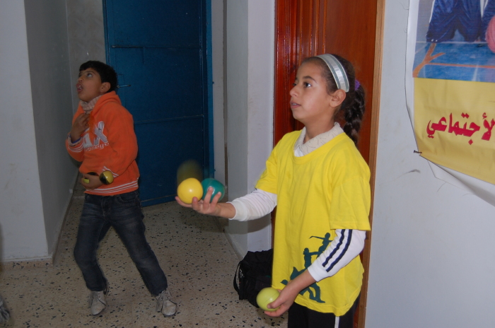 ملمح من تدريبات أجرتها مدرسة سيرك فلسطين في مخيم الفارعة للاجئين الفلسطينيين