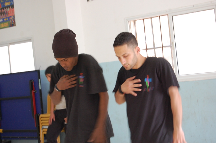 ملمح من تدريبات أجرتها مدرسة سيرك فلسطين في مخيم الفارعة للاجئين الفلسطينيين