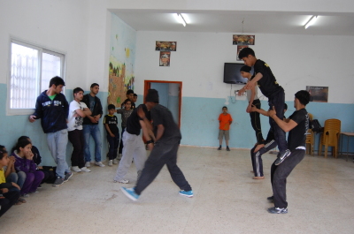 ملمح من تدريبات أجرتها مدرسة سيرك فلسطين في مخيم الفارعة للاجئين الفلسطينيين