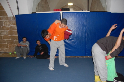 ملمح من تدريبات أجرتها مدرسة سيرك فلسطين في مخيم الفارعة للاجئين الفلسطينيين