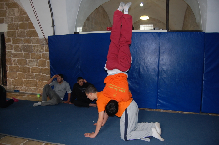 ملمح من تدريبات أجرتها مدرسة سيرك فلسطين في مخيم الفارعة للاجئين الفلسطينيين