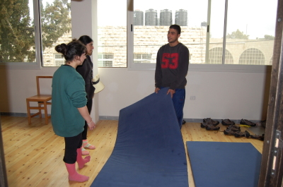 ملمح من تدريبات أجرتها مدرسة سيرك فلسطين في مخيم الفارعة للاجئين الفلسطينيين