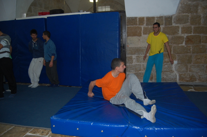 ملمح من تدريبات أجرتها مدرسة سيرك فلسطين في مخيم الفارعة للاجئين الفلسطينيين