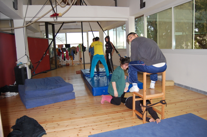 ملمح من تدريبات أجرتها مدرسة سيرك فلسطين في مخيم الفارعة للاجئين الفلسطينيين