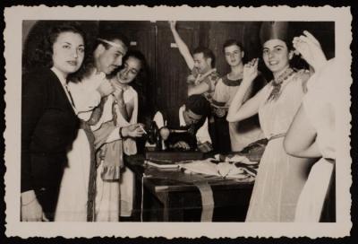 صورة جماعية من تجربة أزياء مسرحية زنوبيا، بيروت، 1953 