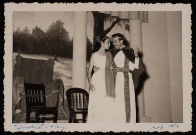 اميل قسطندي خلالَ عرضٍ لمسرحية زنوبيا، بيروت، 1953 