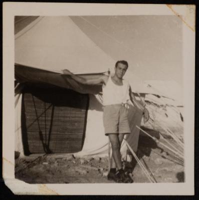 اميل قسطندي من أمام خيمَتِهِ، قطر، 1949 