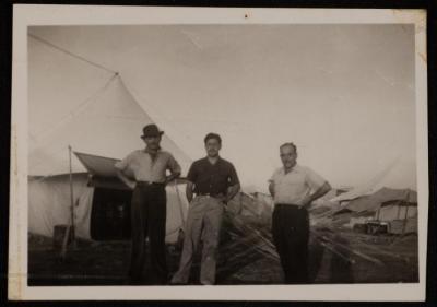 ثلاثة أشخاص من أمام الخِيام، قطر، 1949 