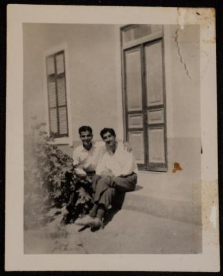 صديقان لاميل قسطندي، عمان، 1950
