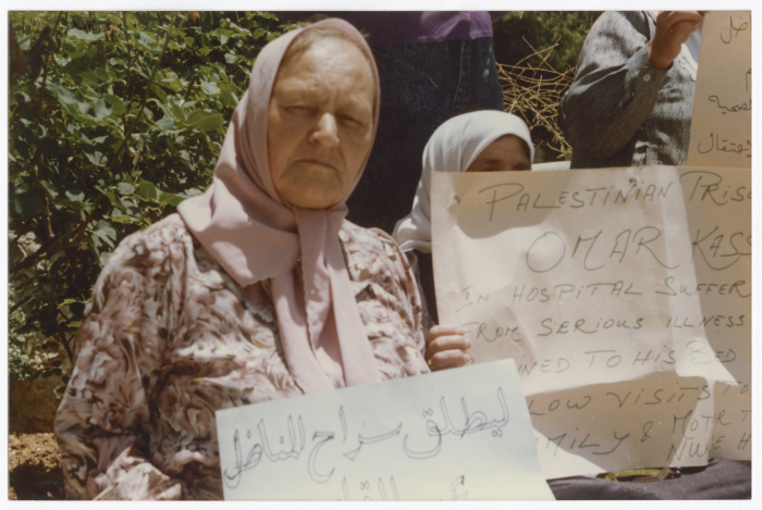 والدة عمر القاسم في اعتصام لإطلاق سراح نجلها، القدس،  22 أيار 1989