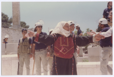 مسنة فلسطينية في مقبرة باب الأسباط، القدس، 6 حزيران 1989