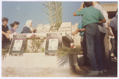 مجموعة أشخاص يقفون قرب قبر الشهيد عمر القاسم، القدس، 1989
