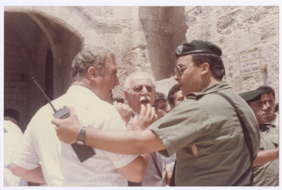 مواجهة بين ضابط من قوات الاحتلال الإسرائيلي والمشاركين في جنازة الشهيد عمر القاسم، 1989