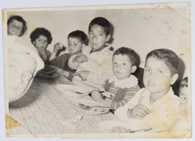 جمعية الاتحاد النسائي العربي تقدم وجبات طعام للاطفال المهجريين بعد نكبة عام 1948