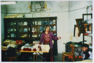 السيدة صبحية سعافيين في بازار خاص بجمعية الاتحاد النسائي العربي \ رام الله 