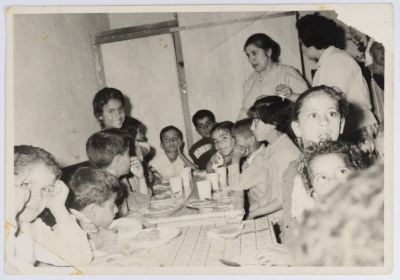 تقديم وجبة غذاء للاطفال في المدارس بعد نكبة عام 1948