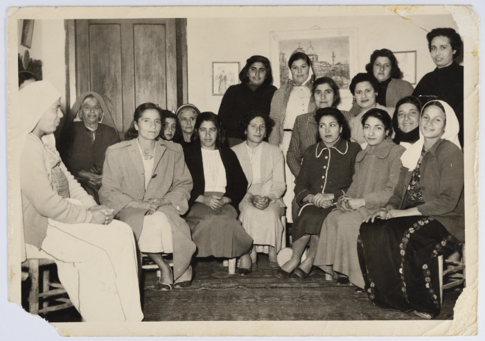 مجموعة من عضوات جمعية الاتحاد النسائي العربي في رام الله قديما