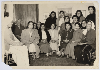 مجموعة من عضوات جمعية الاتحاد النسائي العربي في رام الله قديما