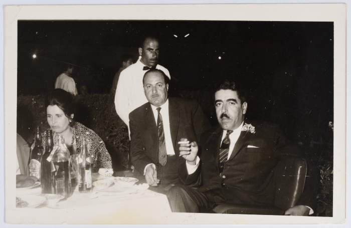 رجلان وسيدة في حفلة 