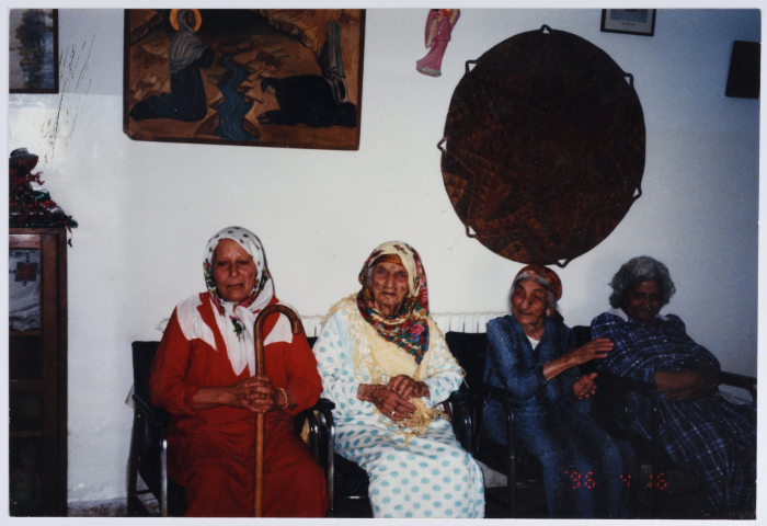 مجموعة من المسنات النزيلات في بيت المسنين التابع لجمعية الاتحاد النسائي العربي في رام الله 