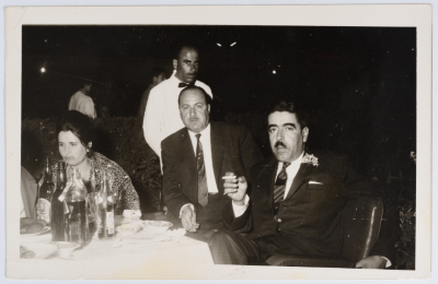 رجلان وسيدة في حفلة 