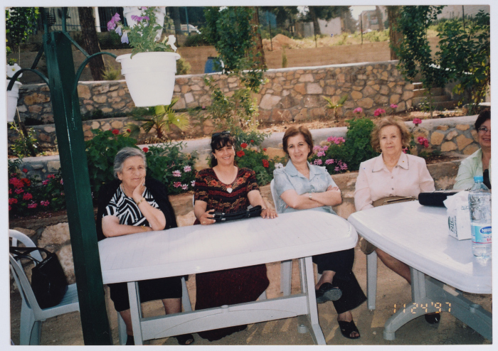 عضوات الهيئة الادارية لجمعية الاتحاد النسائي العربي في رام الله يجلسن في حديقة الجمعية 