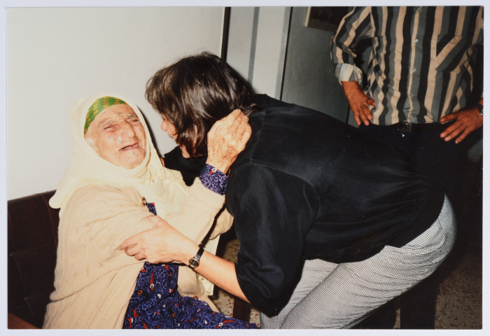 مرشدة اجتماعية تتحدث مع احدى المسنات في دار العناية في الاتحاد النسائي العربي برام الله 