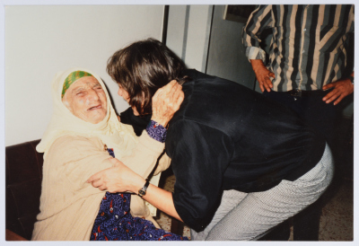 مرشدة اجتماعية تتحدث مع احدى المسنات في دار العناية في الاتحاد النسائي العربي برام الله 