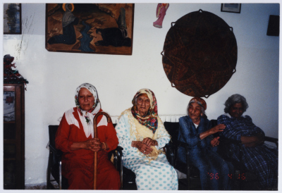 مجموعة من المسنات النزيلات في بيت المسنين التابع لجمعية الاتحاد النسائي العربي في رام الله 