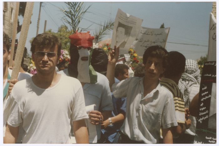 شبان في جنازة الشهيد عمر القاسم، القدس، حزيران 1989