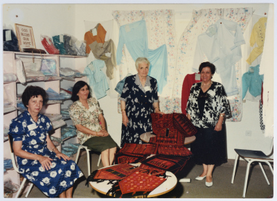 مجموعة من السيدات في بازار خاص بجمعية الاتحاد النسائي العربي العام