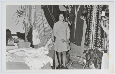 سيدة في مركز الخياطة والتطريز والصوف التابع لجمعية الاتحاد النسائي العربي في رام الله 