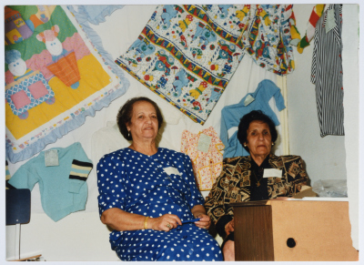 ملفينا قندح برفقة زهوة خوري في مشغل جمعية الاتحاد النسائي العربي في رام الله 