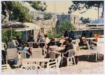 عضوات الهيئتين العامة والإدارية في اجتماع في حديقة الجمعية في رام الله 