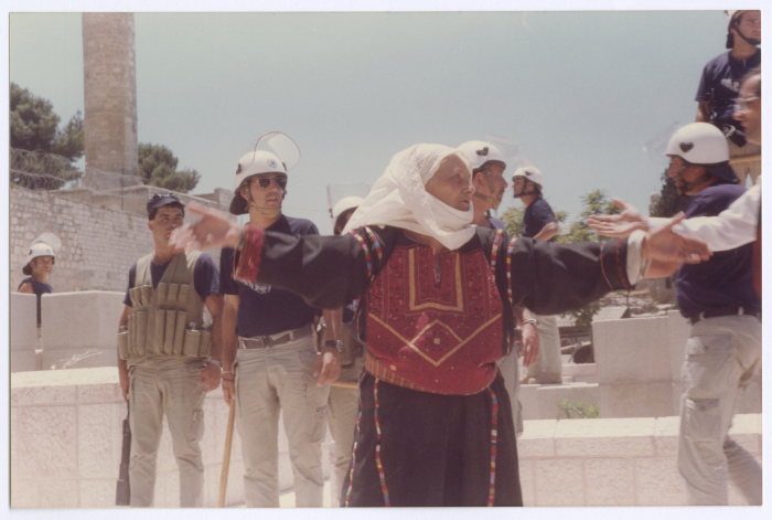 مسنة فلسطينية في مقبرة باب الأسباط، القدس، 6 حزيران 1989