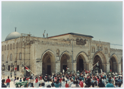 جنازة الشهيد عمر القاسم في ساحات المسجد الأقصى، القدس، 1989