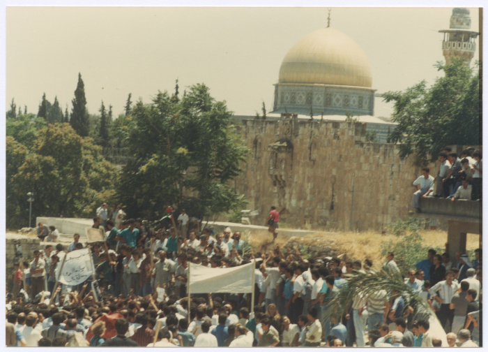 جنازة الشهيد عمر القاسم في ساحات المسجد الأقصى، القدس، حزيران 1989